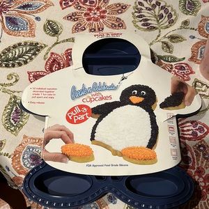 Pull-a-part penguin cupcake mold